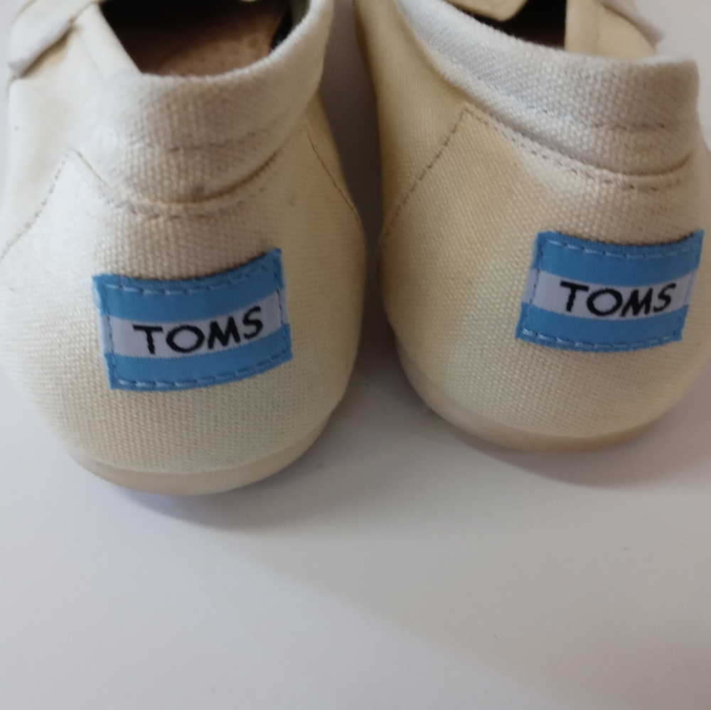 Toms shoes is in perfect condition size w10
